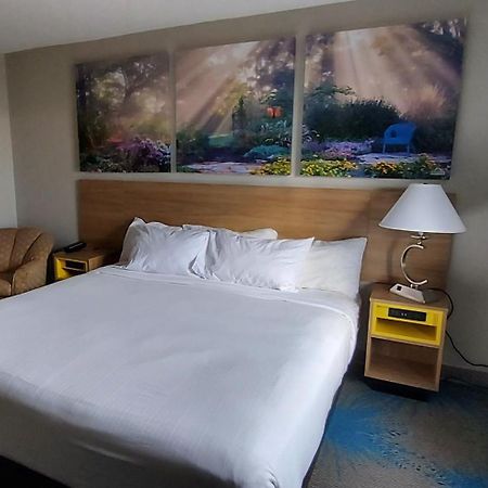 Days Inn By Wyndham Willmar Екстериор снимка