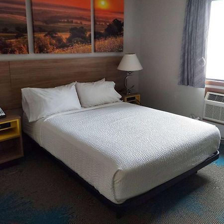 Days Inn By Wyndham Willmar Екстериор снимка