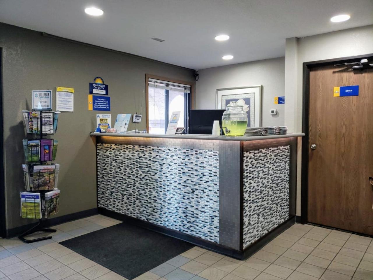 Days Inn By Wyndham Willmar Екстериор снимка